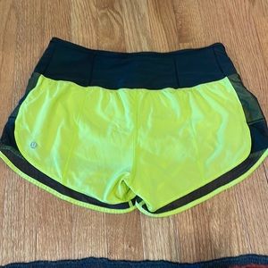 Lululemon / Sz 4 / Short / Yellow